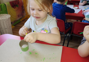 Pola maluje rolkę na zielono
